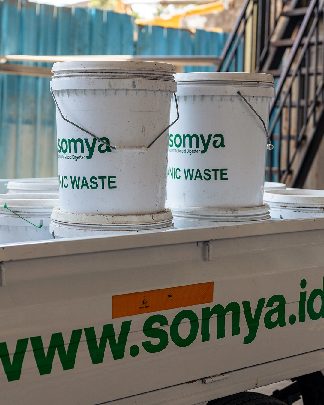 Tong putih SOMYA Organic Waste bersih di bagian belakang truk pengangkut